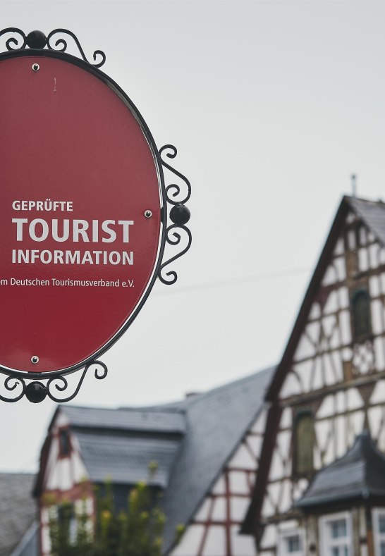 Tourist-Info Erlebnis Rheinbogen Schild | © Marco Rothbrust