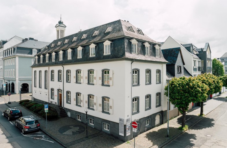 Blick vom Deich auf die STADGALERIE | © Zimpfer_Photography