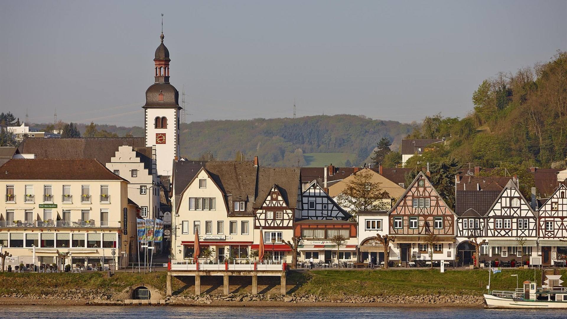 Blick auf die Rheinpromenade | © Marco Rothbrust