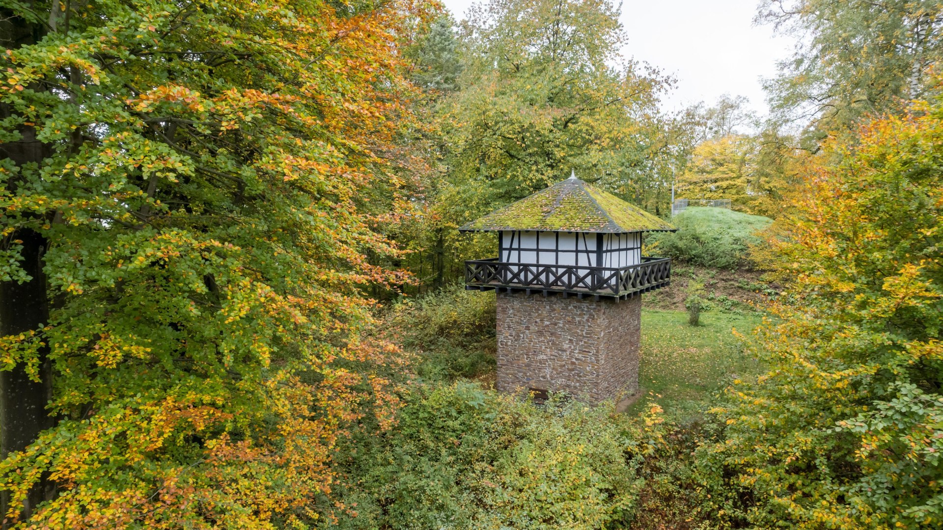 Römerturm im Herbst | © Andreas Pacek, fototour-deutschland.de