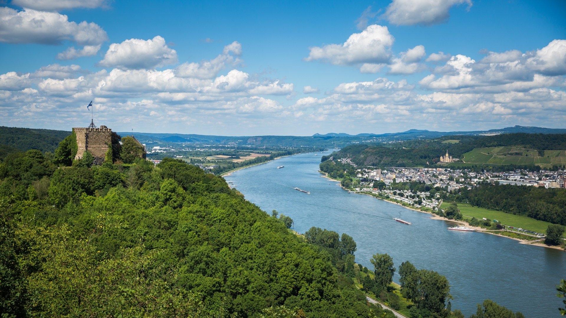 Blick auf den Rhein und Burg Brohleck | © Henry Tornow
