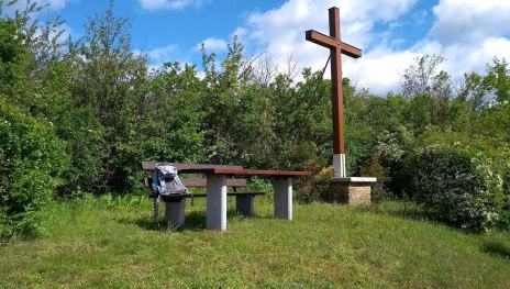 Wegekreuz mit Picknickbank | © E. Bender