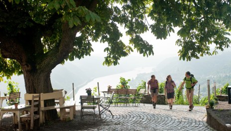 Wanderer am Günderodehaus, Oberwesel | © Dominik Ketz