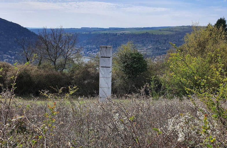 Schriftsäule mit  Blick ins Rheintal | © T. Biersch