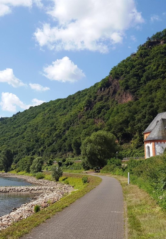 Der Rheinradweg verläuft an der Clemenskapelle | © Romantischer Rhein Tourismus GmbH