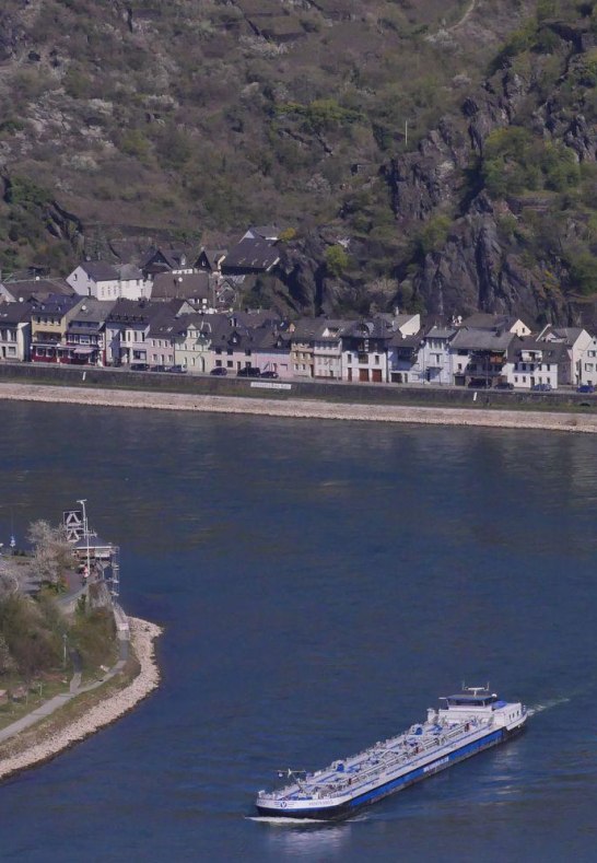 Rheinschifffahrt, Blick auf St. Goarshausen | © Bernhard Vogt