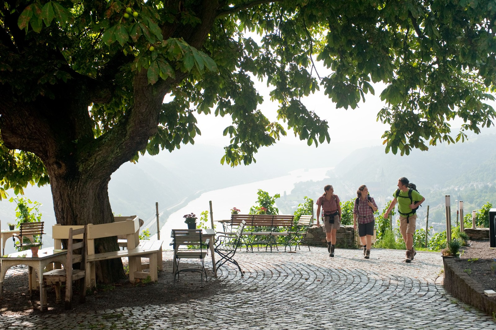 Wanderer am Günderodehaus, Oberwesel | © Dominik Ketz