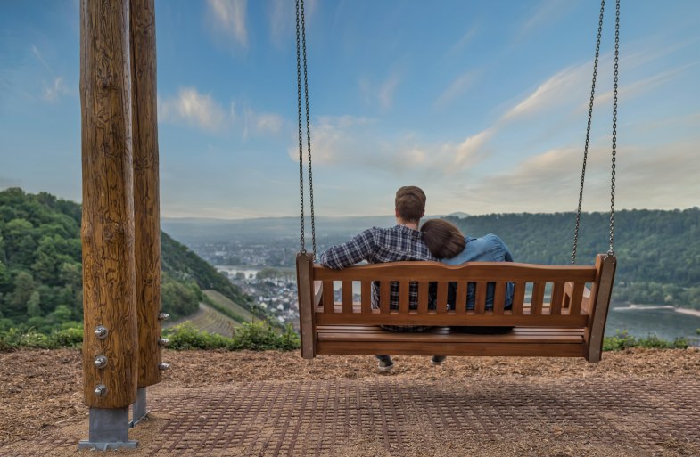 Paar auf der Weinbergschaukel | © Andreas Pacek, fototour-deutschland.de