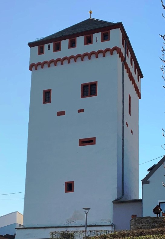 Weißer Turm im Frühling | © Kevin Kalfels