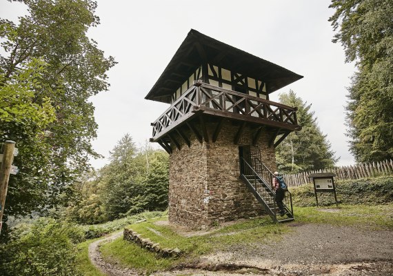 Römerturm am Wanderweg | © Marco Rothbrust